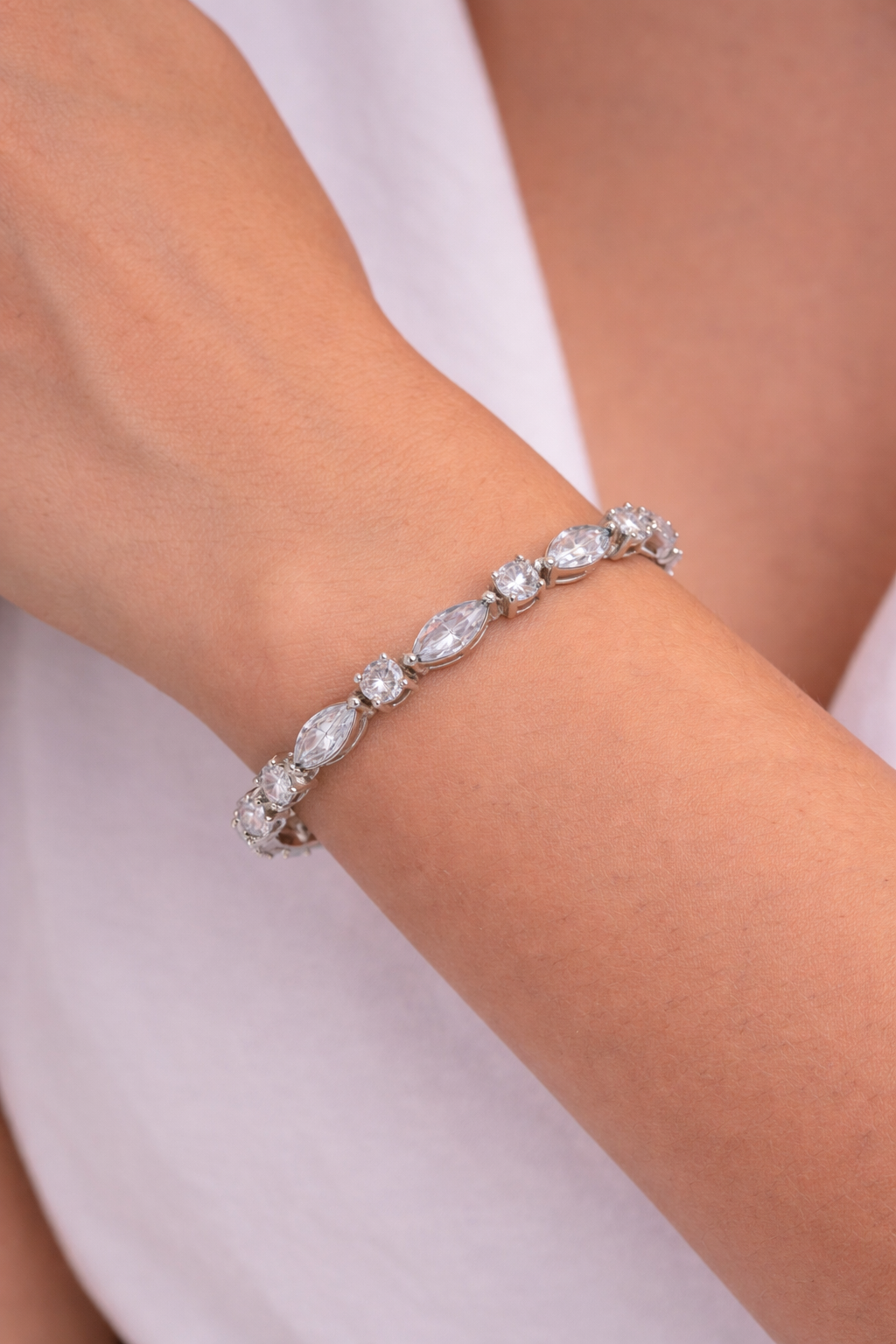 Sterling silver with rhodium, tennis bracelet with cubic zirconia, 4mm width, 7″